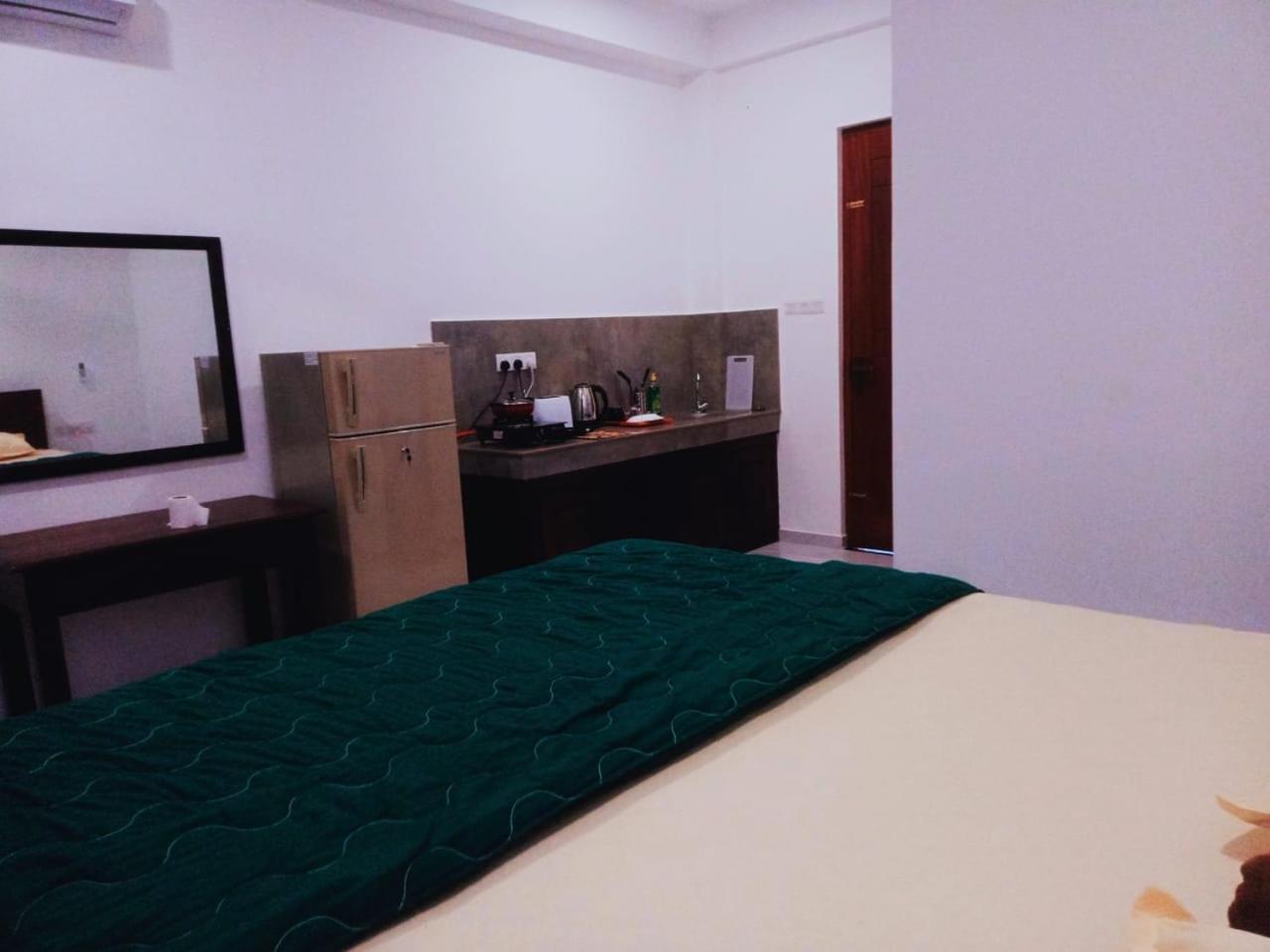 Blue Whales Hotel Hikkaduwa Dış mekan fotoğraf