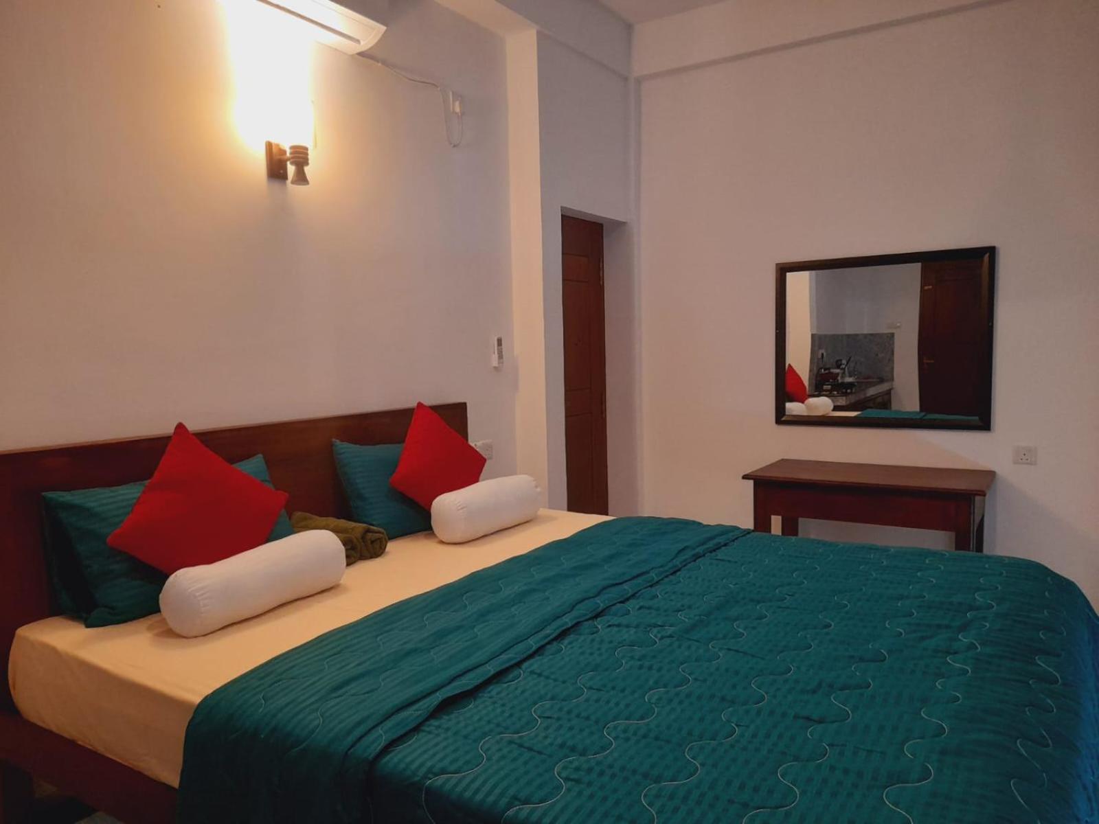 Blue Whales Hotel Hikkaduwa Dış mekan fotoğraf