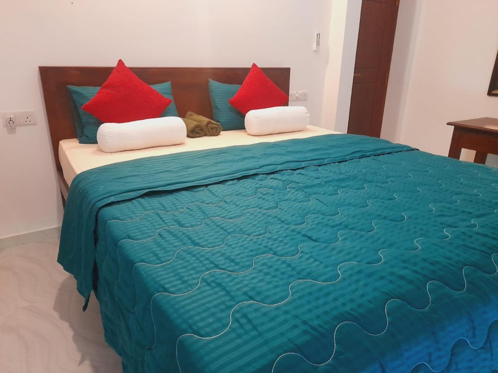Blue Whales Hotel Hikkaduwa Dış mekan fotoğraf