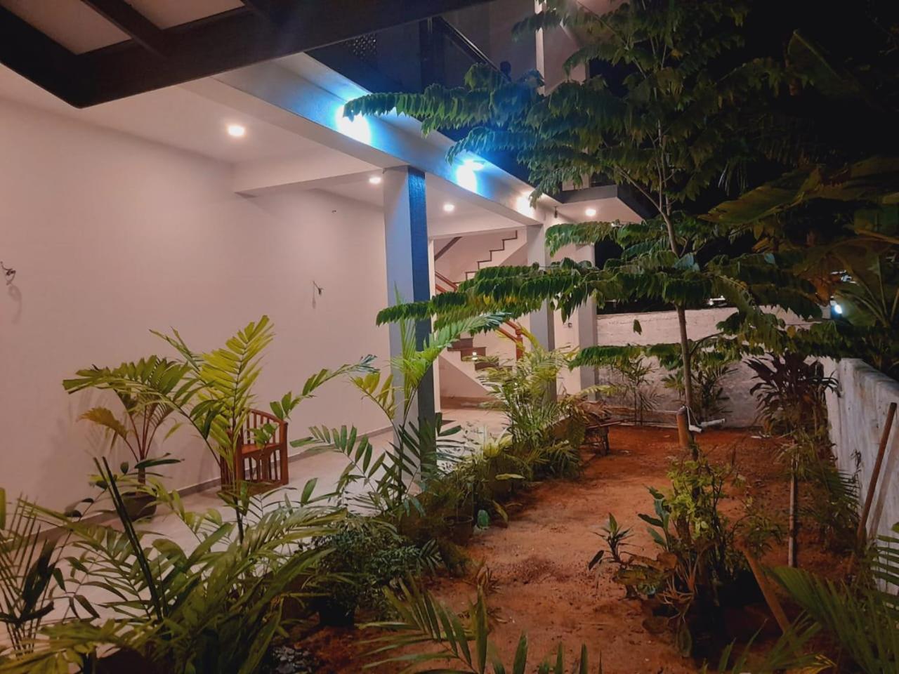 Blue Whales Hotel Hikkaduwa Dış mekan fotoğraf