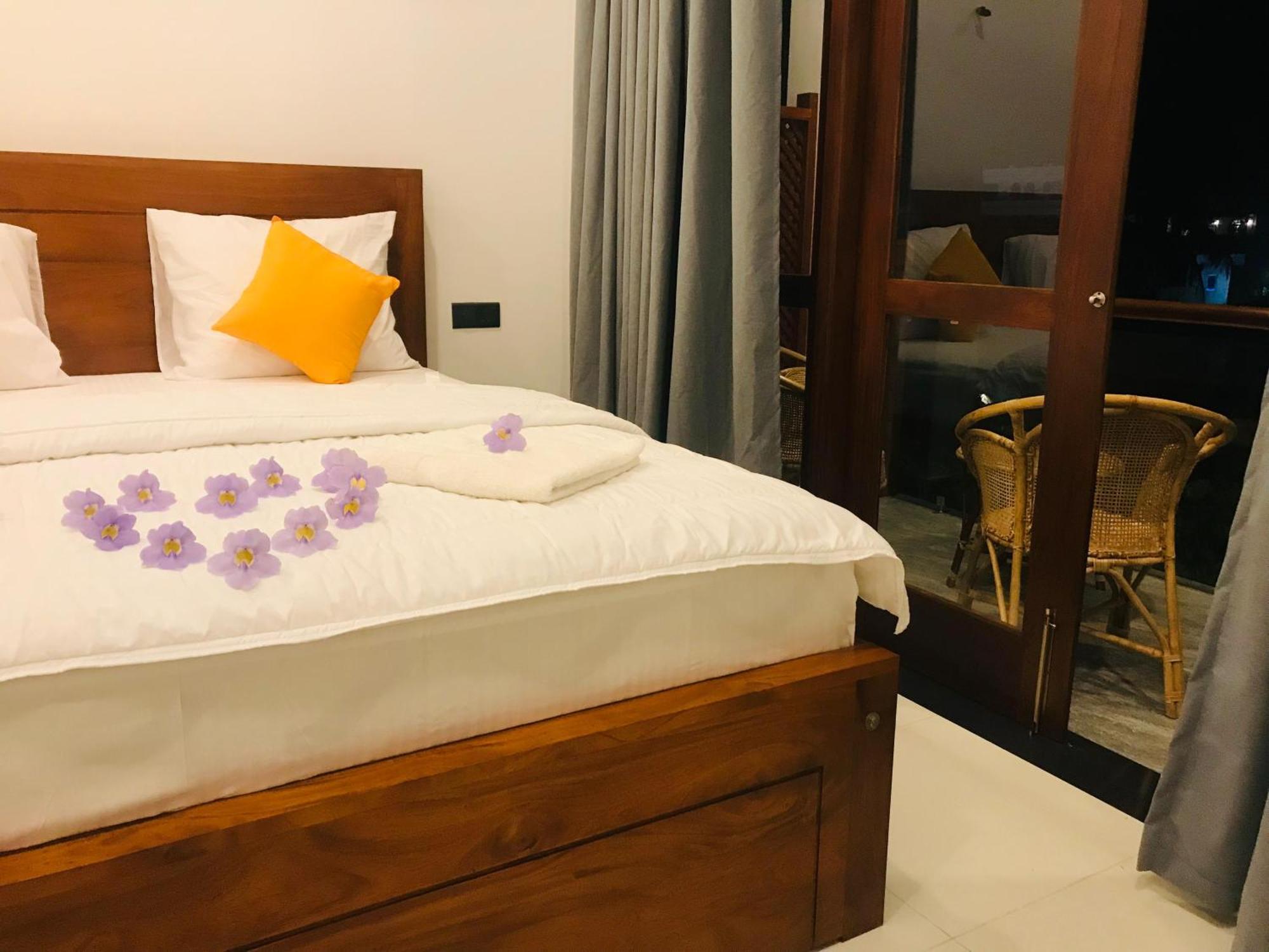 Blue Whales Hotel Hikkaduwa Dış mekan fotoğraf