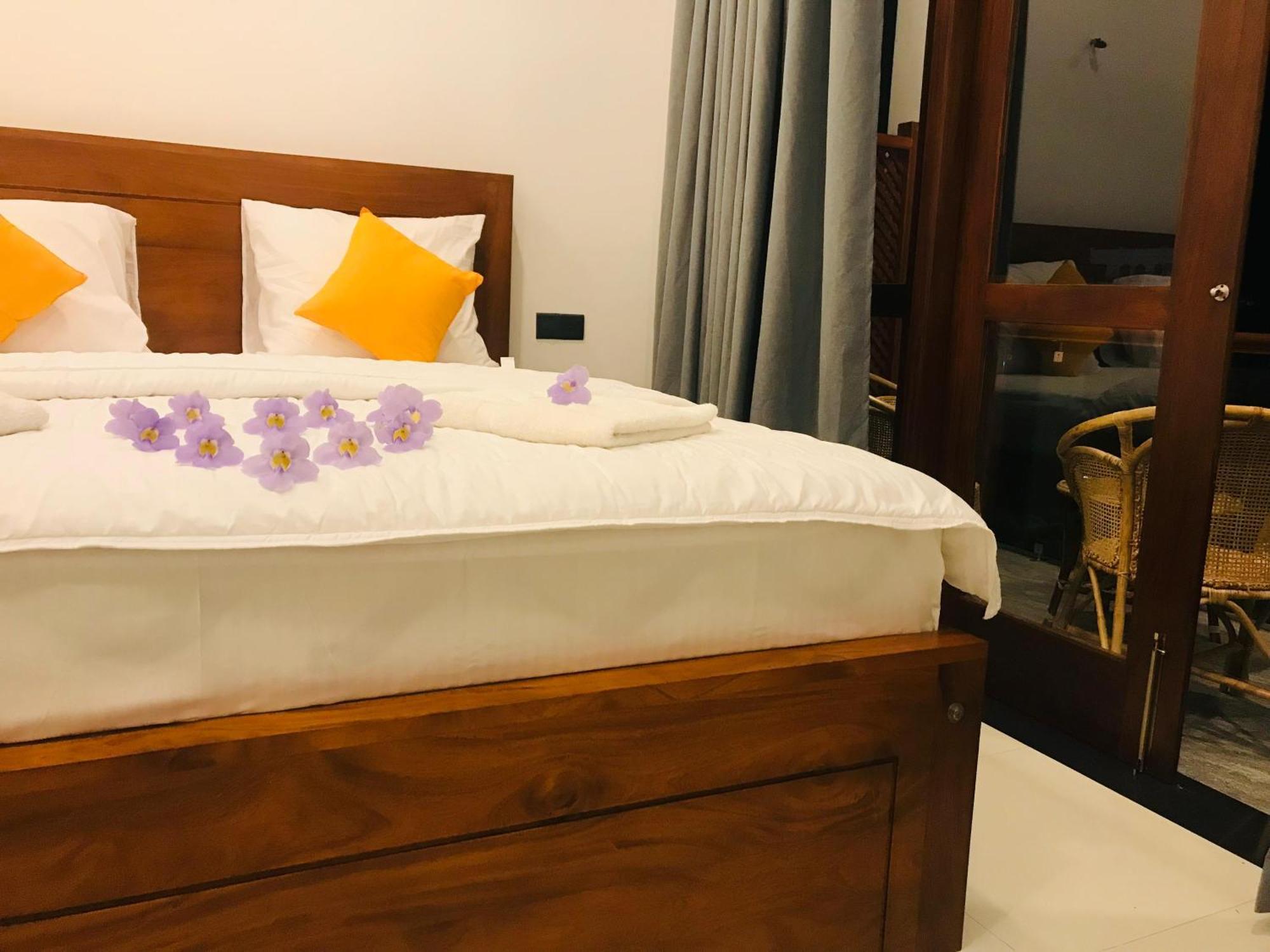 Blue Whales Hotel Hikkaduwa Dış mekan fotoğraf