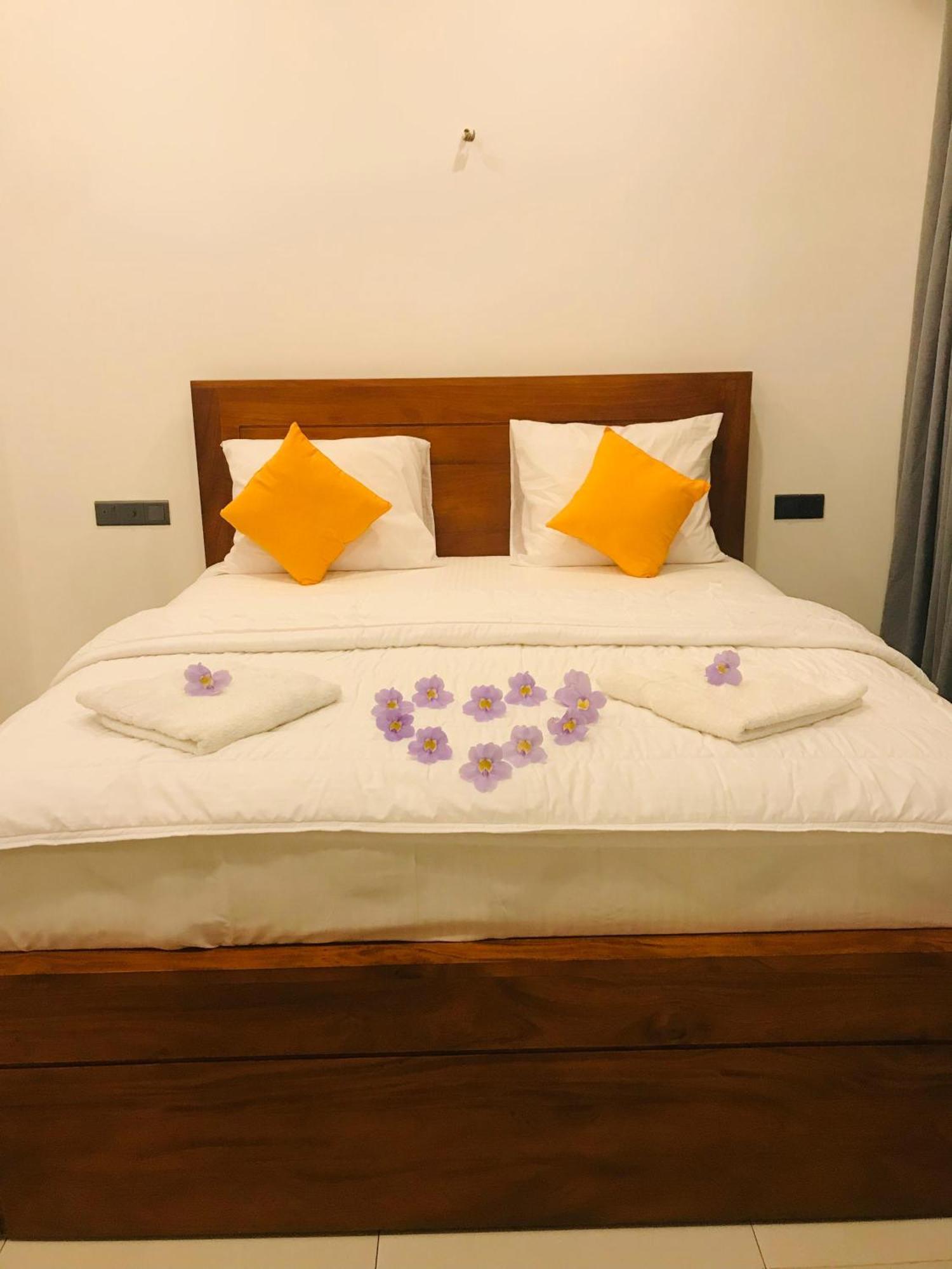 Blue Whales Hotel Hikkaduwa Dış mekan fotoğraf