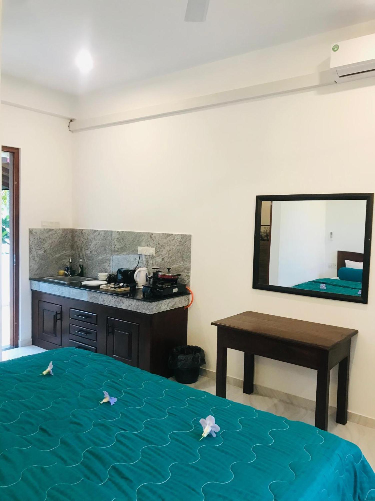 Blue Whales Hotel Hikkaduwa Dış mekan fotoğraf