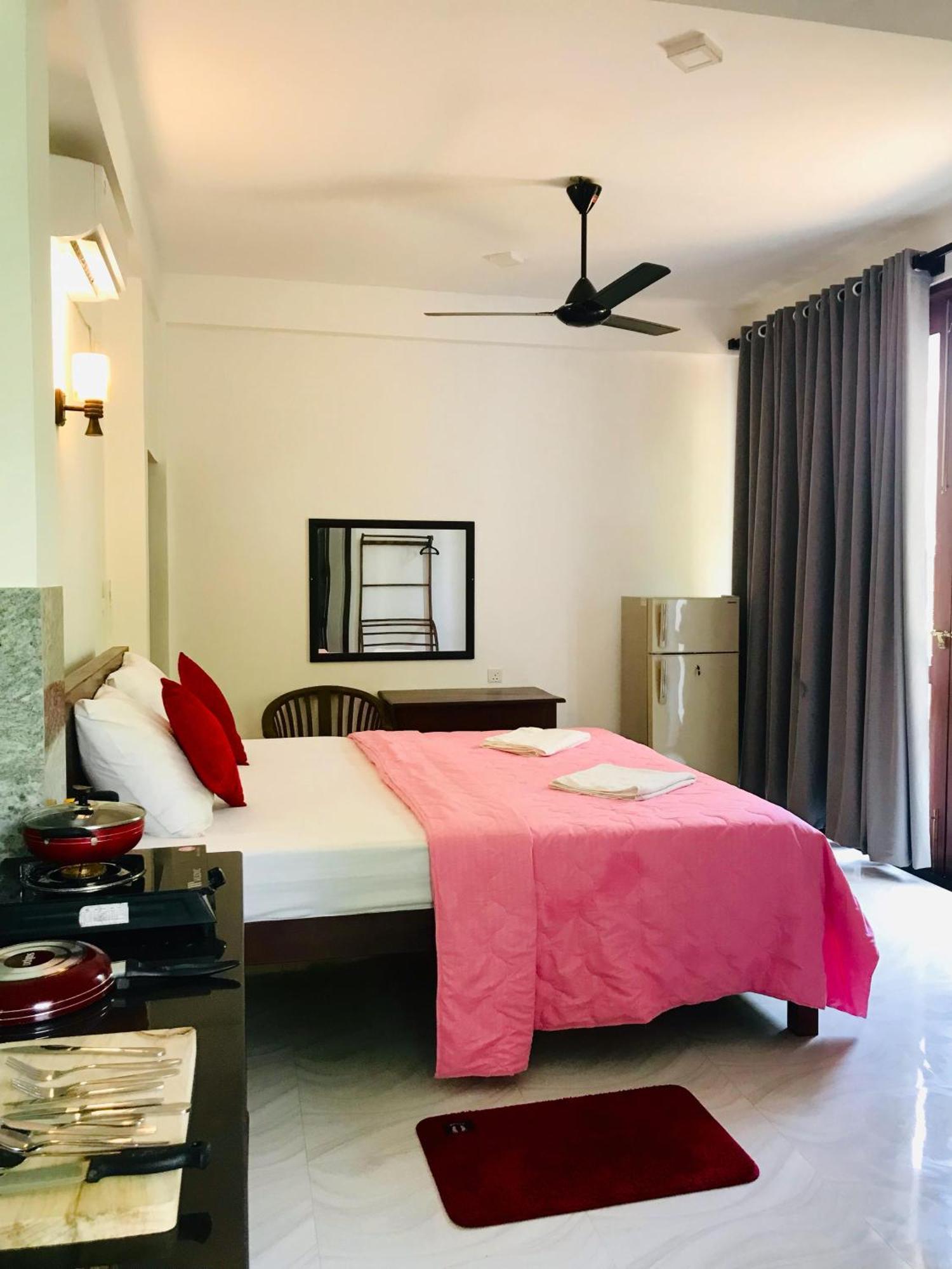 Blue Whales Hotel Hikkaduwa Dış mekan fotoğraf